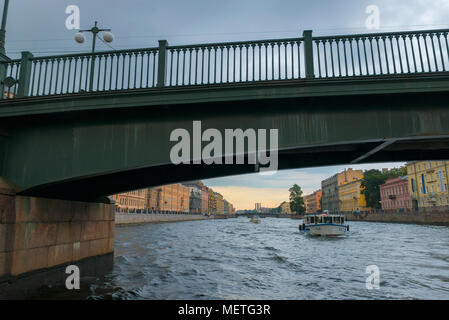 Russland, SANKT PETERSBURG - 18. AUGUST 2017: Eine promenade Ausflugsschiff mit Touristen geht entlang der Fontanka unter der Brücke Krasnoarmeysky Stockfoto