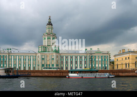 Russland, SANKT PETERSBURG - 18. AUGUST 2017: Universität Damm Haus 3 mit dem Bau des Kabinett der Kuriositäten. Stockfoto