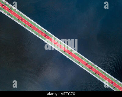 Antenne Blick von oben auf die Fußgänger- und Radweg auf der Park Lane Bridge und Dnjepr von oben in der Stadt Kiew, Ukraine. Stockfoto