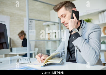 Durchführung Telefon Verhandlungen mit Business Partner Stockfoto