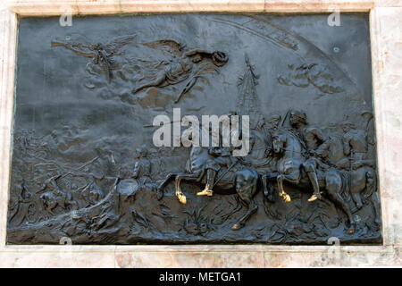 Russland, SANKT PETERSBURG - 18. AUGUST 2017: Bas-Relief am Monument für Peter ich vor der St. Michael's Castle, entworfen von Bartolomeo Rastrel Stockfoto