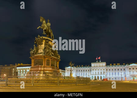 Russland, SANKT PETERSBURG - 18. AUGUST 2017: Denkmal für Nicholas 1 auf St. Isaac's Square, Nacht, Langzeitbelichtung Licht Beleuchtung Stockfoto