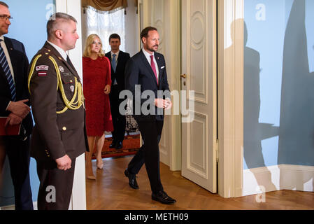 Riga, Lettland. 23 Apr, 2018. Kronprinz Haakon, Kronprinzessin Mette-Marit von Norwegen und Präsidentin von Lettland Raimonds VEJONIS mit seiner Frau Iveta Vejone auf der Pressekonferenz in Riga, Lettland. Credit: gints Ivuskans/Alamy leben Nachrichten Stockfoto