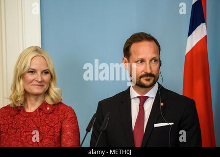 Riga, Lettland. 23 Apr, 2018. Kronprinz Haakon, Kronprinzessin Mette-Marit von Norwegen und Präsidentin von Lettland Raimonds VEJONIS mit seiner Frau Iveta Vejone auf der Pressekonferenz in Riga, Lettland. Credit: gints Ivuskans/Alamy leben Nachrichten Stockfoto