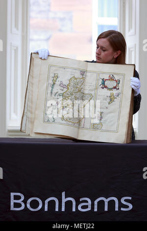 Edinburgh, Schottland. UK. 23. April 2018. Drücken Sie Anruf: Bonhams Jährliche schottischen Verkauf. Werke von führenden schottischen Künstler. Jahrhundert Atlas von Schottland und Irland, eine faszinierende frühe 18. Jahrhundert schottenmusterkleid Mantel mit Links zu den alten Caledonian Gesellschaft... etc. Dargestellt Georgien Williams, Bücher Spezialist. holding Blaeu, Willem und Jan. Pako Mera/Alamy leben Nachrichten Stockfoto