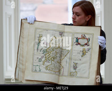 Edinburgh, Schottland. UK. 23. April 2018. Drücken Sie Anruf: Bonhams Jährliche schottischen Verkauf. Werke von führenden schottischen Künstler. Jahrhundert Atlas von Schottland und Irland, eine faszinierende frühe 18. Jahrhundert schottenmusterkleid Mantel mit Links zu den alten Caledonian Gesellschaft... etc. mit Links zu den alten Caledonian Gesellschaft... etc. Dargestellt Georgien Williams, Bücher Spezialist. holding Blaeu, Willem und Jan. Pako Mera/Alamy leben Nachrichten Stockfoto