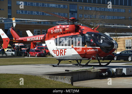 06 April 2018, Deutschland, Greifswald: eine EC145 Typ Rettungshubschrauber, Codename "Christoph 47", der Deutschen Rettungsflugwacht Deutsche Rettungsflugwacht (DRF)' steht auf dem Landeplatz des Universitätsklinikums. Die neuen EC 145 Hubschrauber ersetzt die bisher verwendeten BK117 Modell zur Verlängerung der Erfassungsbereich von 500 bis 700 Kilometern. Der Helikopter verfügt über eine mobile Inkubator für den Transport von neugeborenen Babys. Foto: Stefan Sauer/dpa Stockfoto