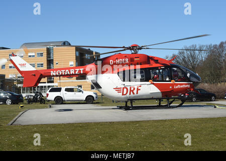 06 April 2018, Deutschland, Greifswald: eine EC145 Typ Rettungshubschrauber, Codename "Christoph 47", der Deutschen Rettungsflugwacht Deutsche Rettungsflugwacht (DRF)' steht auf dem Landeplatz des Universitätsklinikums. Die neuen EC 145 Hubschrauber ersetzt die bisher verwendeten BK117 Modell zur Verlängerung der Erfassungsbereich von 500 bis 700 Kilometern. Der Helikopter verfügt über eine mobile Inkubator für den Transport von neugeborenen Babys. Foto: Stefan Sauer/dpa Stockfoto