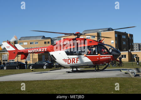 06 April 2018, Deutschland, Greifswald: eine EC145 Typ Rettungshubschrauber, Codename "Christoph 47", der Deutschen Rettungsflugwacht Deutsche Rettungsflugwacht (DRF)' steht auf dem Landeplatz des Universitätsklinikums. Die neuen EC 145 Hubschrauber ersetzt die bisher verwendeten BK117 Modell zur Verlängerung der Erfassungsbereich von 500 bis 700 Kilometern. Der Helikopter verfügt über eine mobile Inkubator für den Transport von neugeborenen Babys. Foto: Stefan Sauer/dpa Stockfoto