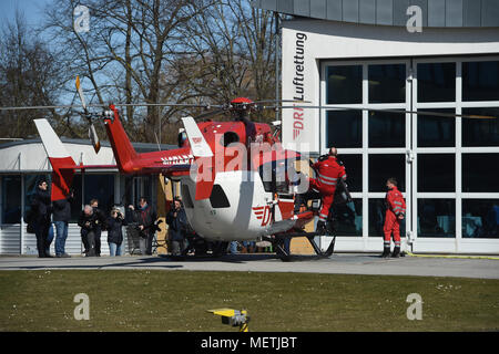 06 April 2018, Deutschland, Greifswald: eine EC145 Typ Rettungshubschrauber der Deutschen Rettungsflugwacht Deutsche Rettungsflugwacht (DRF)' steht auf dem Landeplatz. Die neuen EC 145 Hubschrauber ersetzt die bisher verwendeten BK117 Modell zur Verlängerung der Erfassungsbereich von 500 bis 700 Kilometern. Der Helikopter verfügt über eine mobile Inkubator für den Transport von neugeborenen Babys. Foto: Stefan Sauer/dpa Stockfoto