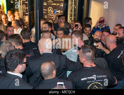 Frankfurt am Main, Deutschland. 22 Apr, 2018. Boxer Mike Tyson am 22 April, 2018, während einer Veranstaltung in Frankfurt am Main, Deutschland. | Verwendung der weltweiten Kredit: dpa/Alamy leben Nachrichten Stockfoto