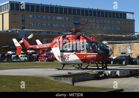 06 April 2018, Deutschland, Greifswald: eine EC145 Typ Rettungshubschrauber, Codename "Christoph 47", der Deutschen Rettungsflugwacht Deutsche Rettungsflugwacht (DRF)' steht auf dem Landeplatz des Universitätsklinikums. Die neuen EC 145 Hubschrauber ersetzt die bisher verwendeten BK117 Modell zur Verlängerung der Erfassungsbereich von 500 bis 700 Kilometern. Der Helikopter verfügt über eine mobile Inkubator für den Transport von neugeborenen Babys. Foto: Stefan Sauer/dpa Stockfoto