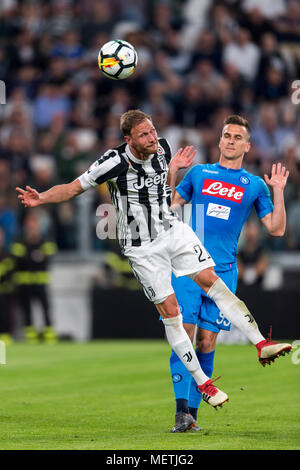 Benedikt Howedes von Juventus Turin und Arkadiusz Milik von Neapel während der Erie der Italienischen eine "Übereinstimmung zwischen Juventus 0-1 Napoli bei Allianz Stadion am 22. April 2018 in Turin, Italien. (Foto von Maurizio Borsari/LBA) Stockfoto