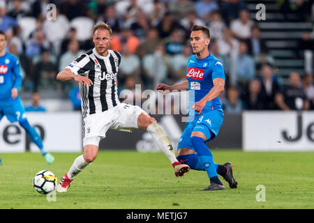 Arkadiusz Milik Napoli und Benedikt Howedes von Juventus Turin während Erie der Italienischen eine "Übereinstimmung zwischen Juventus 0-1 Napoli bei Allianz Stadion am 22. April 2018 in Turin, Italien. (Foto von Maurizio Borsari/LBA) Stockfoto