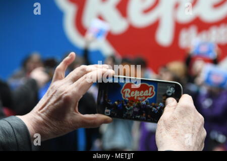 "Die Aufhebung der 8 th' Wandbild aus wallProject sagt Nächstenliebe Regler nahm Ansicht, dass Wandbild ist politische Aktivität, dass Verstöße Handeln Kredit: John Rooney/Alamy leben Nachrichten Stockfoto