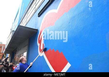 Ein Mann malt über "Die 8." Wandbild in Temple Bar aufzuheben. Die Nächstenliebe Regler nahm Ansicht, dass Wandbild ist politische Aktivität, dass Verstöße Handeln Kredit: John Rooney/Alamy leben Nachrichten Stockfoto