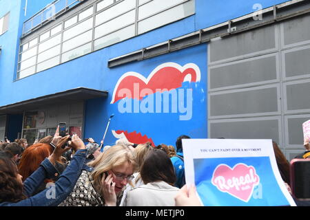 "Die Aufhebung der 8 th' Wandbild aus wallProject sagt Nächstenliebe Regler nahm Ansicht, dass Wandbild ist politische Aktivität, dass Verstöße Handeln Kredit: John Rooney/Alamy leben Nachrichten Stockfoto