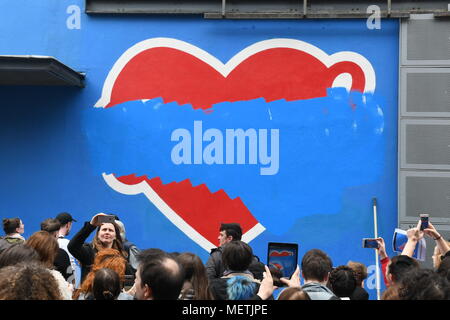 Ein Mann malt über "Die 8." Wandbild in Temple Bar aufzuheben. Die Nächstenliebe Regler nahm Ansicht, dass Wandbild ist politische Aktivität, dass Verstöße Handeln Kredit: John Rooney/Alamy leben Nachrichten Stockfoto