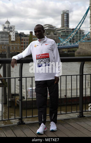 London, UK, 23. April 2018, London Marathon Elite Gewinner photocall erfolgte durch die Tower Bridge mit Eluid Kipchoge (KEN) 02:04:17 Als er mit seiner Trophäe aufgeworfen. Credit Keith Larby/Alamy leben Nachrichten Stockfoto