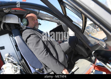 06 April 2018, Deutschland, Greifswald: Mecklenburg-vorpommern von Mecklenburg-vorpommern Minister für Gesundheit, Harry Glawe, der Christlich Demokratischen Union (CDU) sitzt im Cockpit eines EG 145 Typ Rettungshubschrauber, Codename "Christoph 47", der Deutschen Rettungsflugwacht Deutsche Rettungsflugwacht (DRF)". Die neuen EC 145 Hubschrauber ersetzt die bisher verwendeten BK117 Modell zur Verlängerung der Reichweite von 500 bis 700 Kilometern. Der Helikopter verfügt über eine mobile Inkubator für den Transport von neugeborenen Babys. Der operative Bereich "Christoph 47" deckt die nördlichen Teile von Mecklenburg-vorpommern inludin Stockfoto