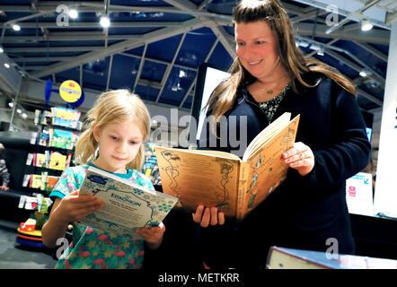 Wien, Österreich. 21 Apr, 2018. Eine Frau und ihre Tochter Bücher lesen am Thalia Buchhandlung in Wien, Österreich, 21. April 2018. Der Vereinten Nationen für Erziehung, Wissenschaft und Kultur (UNESCO) 23. April als Welttag des Buches im Jahre 1995 benannten Tribut an Bücher und Autoren zu zahlen und die Menschen zu ermutigen, die Freude am Lesen zu entdecken. Credit: Pan Xu/Xinhua/Alamy leben Nachrichten Stockfoto