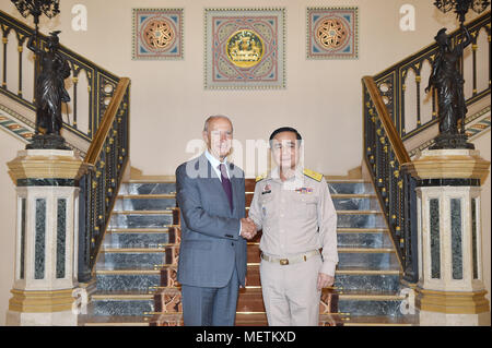 Bangkok, Thailand. 23 Apr, 2018. Thailändische Ministerpräsident Prayut Chan-o-cha (R) trifft sich mit Francis Gurry, Generaldirektor der Weltorganisation für geistiges Eigentum (WIPO) im Government House in Bangkok, Thailand, am 23. April 2018. Quelle: Pool/Xinhua/Alamy leben Nachrichten Stockfoto