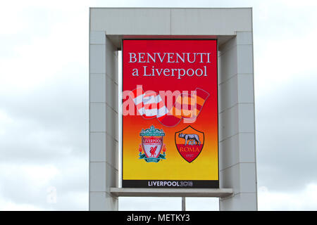 Liverpool, Großbritannien. 23. April 2018. Großer LCD-Bildschirm Werbung am Ende der Autobahn M62 in Liverpool begrüßt Roma Fans vor dem Champions League Halbfinale 1 bein Spiel gegen Liverpool an der Anfield am 24. April. Credit: ken Biggs/Alamy leben Nachrichten Stockfoto