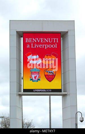 Liverpool, Großbritannien. 23. April 2018. Großer LCD-Bildschirm Werbung am Ende der Autobahn M62 in Liverpool begrüßt Roma Fans vor dem Champions League Halbfinale 1 bein Spiel gegen Liverpool an der Anfield am 24. April. Credit: ken Biggs/Alamy leben Nachrichten Stockfoto