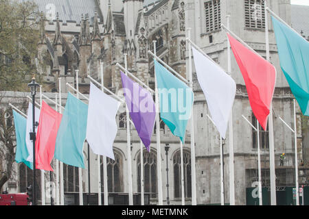 London, Großbritannien. 23. April 2018. Farbige Flags, die die Sufragette Bewegung hängen in Parliament Square zu Ehren von Millicent Fawcett, eine Britische feministischen, politischen und gewerkschaftlichen Führer, der für Frauen warb die Wahl haben. 1908 Emmeline Pethick-Lawrence, entworfen, um die suffragetten" in den Farben lila für die Loyalität und die Würde, Weiß für Reinheit, und Grün für die Hoffnung der Credit: Amer ghazzal/Alamy leben Nachrichten Stockfoto