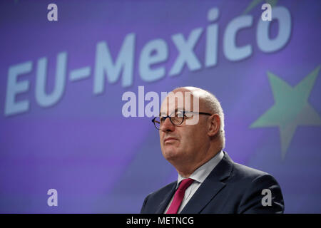 Brüssel, Belgien. 23. April 2018. Der Europäische Kommissar für Handel Cecilia Malmström, EU-Kommissarin für Landwirtschaft und ländliche Entwicklung, Phil Hogan geben eine Pressekonferenz. Alexandros Michailidis/Alamy leben Nachrichten Stockfoto