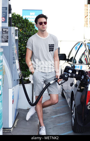 Los Angeles, CA, USA. 21 Apr, 2018. Ryan McCartan in Los Angeles an einem schönen Tag pumpende Gas. Credit: Media Punch für Ikonische/Alamy leben Nachrichten Stockfoto