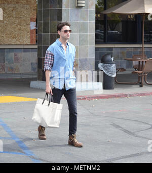 Los Angeles, CA, USA. 21 Apr, 2018. Ryan McCartan in Los Angeles an einem schönen Tag einkaufen. Credit: Media Punch für Ikonische/Alamy leben Nachrichten Stockfoto