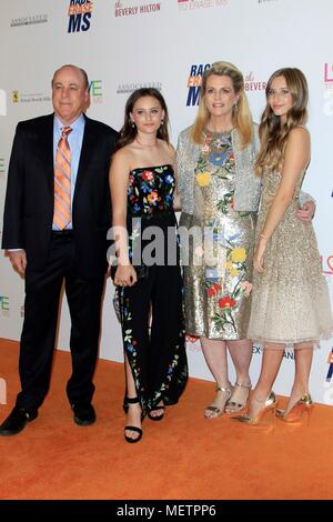 Beverly Hills, CA. 20 Apr, 2018. Ken Riekel, Isabella Davis, Nancy Davis, Mariella Davis bei Ankunft für 25. jährlichen Rennen zu löschen Gala, Beverly Hilton Hotel, Beverly Hills, CA April 20, 2018. Credit: Priscilla Grant/Everett Collection/Alamy leben Nachrichten Stockfoto
