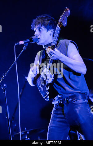 Mailand Italien. 22. April 2018. Die Englische indie rock Band OKTOBER DRIFT führt live auf der Bühne des Mediolanum Forum Eröffnung der Show der Redakteure. Credit: Rodolfo Sassano/Alamy leben Nachrichten Stockfoto