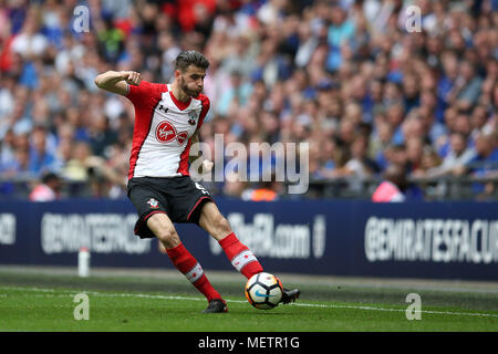 London, Großbritannien. 22 Apr, 2018. Wesley Hoedt von Southampton in Aktion. Die Emirate FA Cup semi final Match, Chelsea v Southampton im Wembley Stadion in London am Sonntag, den 22. April 2018. Dieses Bild dürfen nur für redaktionelle Zwecke verwendet werden. Nur die redaktionelle Nutzung, eine Lizenz für die gewerbliche Nutzung erforderlich. Keine Verwendung in Wetten, Spiele oder einer einzelnen Verein/Liga/player Publikationen. pic von Andrew Obstgarten/Andrew Orchard sport Fotografie/Alamy leben Nachrichten Stockfoto