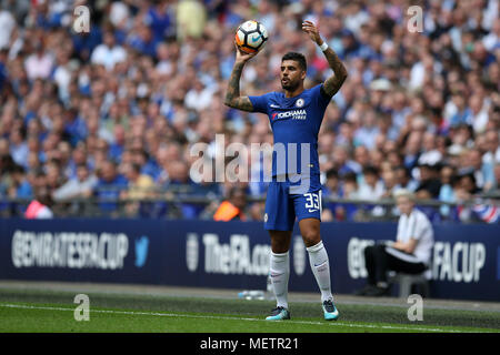 London, Großbritannien. 22 Apr, 2018. Emerson Palmieri von Chelsea in Aktion. Die Emirate FA Cup semi final Match, Chelsea v Southampton im Wembley Stadion in London am Sonntag, den 22. April 2018. Dieses Bild dürfen nur für redaktionelle Zwecke verwendet werden. Nur die redaktionelle Nutzung, eine Lizenz für die gewerbliche Nutzung erforderlich. Keine Verwendung in Wetten, Spiele oder einer einzelnen Verein/Liga/player Publikationen. pic von Andrew Obstgarten/Andrew Orchard sport Fotografie/Alamy leben Nachrichten Stockfoto