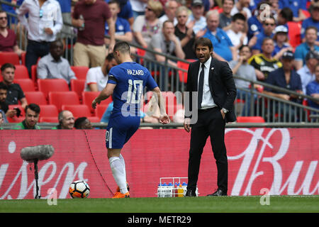 London, Großbritannien. 22 Apr, 2018. Antonio Conte, die Chelsea Manager mit Eden Hazard von Chelsea (l). Die Emirate FA Cup semi final Match, Chelsea v Southampton im Wembley Stadion in London am Sonntag, den 22. April 2018. Dieses Bild dürfen nur für redaktionelle Zwecke verwendet werden. Nur die redaktionelle Nutzung, eine Lizenz für die gewerbliche Nutzung erforderlich. Keine Verwendung in Wetten, Spiele oder einer einzelnen Verein/Liga/player Publikationen. pic von Andrew Obstgarten/Andrew Orchard sport Fotografie/Alamy leben Nachrichten Stockfoto