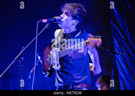 Mailand Italien. 22. April 2018. Die Englische indie rock Band OKTOBER DRIFT führt live auf der Bühne des Mediolanum Forum Eröffnung der Show der Redakteure. Credit: Rodolfo Sassano/Alamy leben Nachrichten Stockfoto