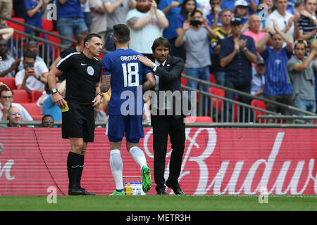 London, Großbritannien. 22 Apr, 2018. Antonio Conte, die Chelsea Manager mit Olivier Giroud von Chelsea (18), wie er ist, ersetzt. Die Emirate FA Cup semi final Match, Chelsea v Southampton im Wembley Stadion in London am Sonntag, den 22. April 2018. Dieses Bild dürfen nur für redaktionelle Zwecke verwendet werden. Nur die redaktionelle Nutzung, eine Lizenz für die gewerbliche Nutzung erforderlich. Keine Verwendung in Wetten, Spiele oder einer einzelnen Verein/Liga/player Publikationen. pic von Andrew Obstgarten/Andrew Orchard sport Fotografie/Alamy leben Nachrichten Stockfoto