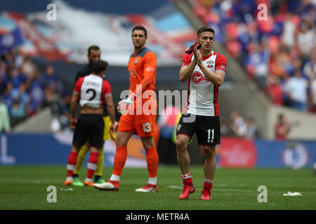 London, Großbritannien. 22 Apr, 2018. Dusan Tadic von Southampton nach dem Spiel. Die Emirate FA Cup semi final Match, Chelsea v Southampton im Wembley Stadion in London am Sonntag, den 22. April 2018. Dieses Bild dürfen nur für redaktionelle Zwecke verwendet werden. Nur die redaktionelle Nutzung, eine Lizenz für die gewerbliche Nutzung erforderlich. Keine Verwendung in Wetten, Spiele oder einer einzelnen Verein/Liga/player Publikationen. pic von Andrew Obstgarten/Andrew Orchard sport Fotografie/Alamy leben Nachrichten Stockfoto