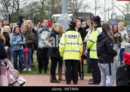 Alder Hey Hospital, UK. 23 Apr, 2018. Die Befürworter der "Alfie's Army', außerhalb Alder Hey Krankenhaus versammelten sich am Nachmittag in Unterstützung der Eltern von Alfie Evans, die ihre neuesten gesetzlichen Schlacht ihre todkranken Sohn nach Italien für die Behandlung zu nehmen, verloren haben. Über 200 Menschen hatten sich außerhalb der Liverpool Hospital zu protestieren Nachdem die Richter am Europäischen Gerichtshof für Menschenrechte (EGMR) lehnte es ab, in den Fall zu intervenieren. Credit: ken Biggs/Alamy leben Nachrichten Stockfoto