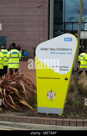 Alder Hey Hospital, UK. 23 Apr, 2018. Die Befürworter der "Alfie's Army', außerhalb Alder Hey Krankenhaus versammelten sich am Nachmittag in Unterstützung der Eltern von Alfie Evans, die ihre neuesten gesetzlichen Schlacht ihre todkranken Sohn nach Italien für die Behandlung zu nehmen, verloren haben. Über 200 Menschen hatten sich außerhalb der Liverpool Hospital zu protestieren Nachdem die Richter am Europäischen Gerichtshof für Menschenrechte (EGMR) lehnte es ab, in den Fall zu intervenieren. Credit: ken Biggs/Alamy leben Nachrichten Stockfoto