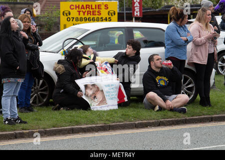 Alder Hey Hospital, UK. 23 Apr, 2018. Die Befürworter der "Alfie's Army', außerhalb Alder Hey Krankenhaus versammelten sich am Nachmittag in Unterstützung der Eltern von Alfie Evans, die ihre neuesten gesetzlichen Schlacht ihre todkranken Sohn nach Italien für die Behandlung zu nehmen, verloren haben. Über 200 Menschen hatten sich außerhalb der Liverpool Hospital zu protestieren Nachdem die Richter am Europäischen Gerichtshof für Menschenrechte (EGMR) lehnte es ab, in den Fall zu intervenieren. Credit: ken Biggs/Alamy leben Nachrichten Stockfoto