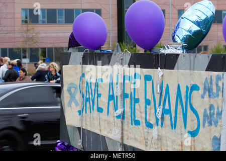 Alder Hey Hospital, UK. 23 Apr, 2018. Die Befürworter der "Alfie's Army', außerhalb Alder Hey Krankenhaus versammelten sich am Nachmittag in Unterstützung der Eltern von Alfie Evans, die ihre neuesten gesetzlichen Schlacht ihre todkranken Sohn nach Italien für die Behandlung zu nehmen, verloren haben. Über 200 Menschen hatten sich außerhalb der Liverpool Hospital zu protestieren Nachdem die Richter am Europäischen Gerichtshof für Menschenrechte (EGMR) lehnte es ab, in den Fall zu intervenieren. Credit: ken Biggs/Alamy leben Nachrichten Stockfoto