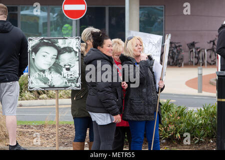 Alder Hey Hospital, UK. 23 Apr, 2018. Die Befürworter der "Alfie's Army', außerhalb Alder Hey Krankenhaus versammelten sich am Nachmittag in Unterstützung der Eltern von Alfie Evans, die ihre neuesten gesetzlichen Schlacht ihre todkranken Sohn nach Italien für die Behandlung zu nehmen, verloren haben. Über 200 Menschen hatten sich außerhalb der Liverpool Hospital zu protestieren Nachdem die Richter am Europäischen Gerichtshof für Menschenrechte (EGMR) lehnte es ab, in den Fall zu intervenieren. Credit: ken Biggs/Alamy leben Nachrichten Stockfoto