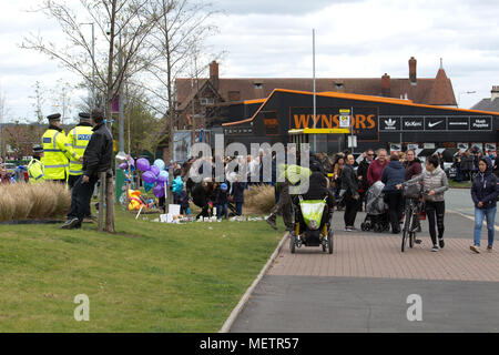 Alder Hey Hospital, UK. 23 Apr, 2018. Die Befürworter der "Alfie's Army', außerhalb Alder Hey Krankenhaus versammelten sich am Nachmittag in Unterstützung der Eltern von Alfie Evans, die ihre neuesten gesetzlichen Schlacht ihre todkranken Sohn nach Italien für die Behandlung zu nehmen, verloren haben. Über 200 Menschen hatten sich außerhalb der Liverpool Hospital zu protestieren Nachdem die Richter am Europäischen Gerichtshof für Menschenrechte (EGMR) lehnte es ab, in den Fall zu intervenieren. Credit: ken Biggs/Alamy leben Nachrichten Stockfoto