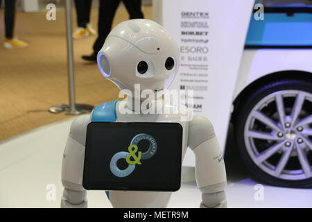 Hannover, Deutschland - 23 April, 2018: Die humanid Roboter Pfeffer ist der Publikumsliebling auf der größten Industriemesse der Welt, der Hannover Messe, in Deutschland. Roboter und künstliche Intelligenz sind ein großes Thema auf der Messe, die vom 23. bis 27. April 2018 übernehmen. Insgesamt rund 5.000 Aussteller aus 75 Nationen werden in der Messe. Stockfoto