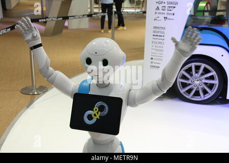 Hannover, Deutschland - 23 April, 2018: Die humanid Roboter Pfeffer ist der Publikumsliebling auf der größten Industriemesse der Welt, der Hannover Messe, in Deutschland. Roboter und künstliche Intelligenz sind ein großes Thema auf der Messe, die vom 23. bis 27. April 2018 übernehmen. Insgesamt rund 5.000 Aussteller aus 75 Nationen werden in der Messe. Stockfoto
