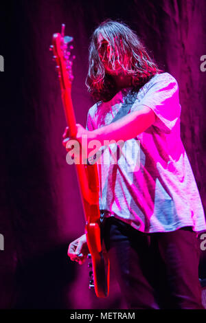 Mailand Italien. 22.April 2018. Die Englische indie rock Band OKTOBER DRIFT führt live auf der Bühne des Mediolanum Forum Eröffnung der Show der Redakteure. Credit: Rodolfo Sassano/Alamy leben Nachrichten Stockfoto