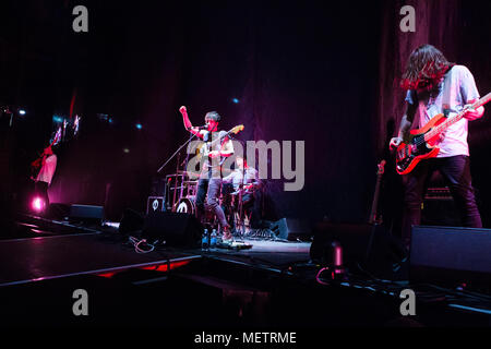 Mailand Italien. 22.April 2018. Die Englische indie rock Band OKTOBER DRIFT führt live auf der Bühne des Mediolanum Forum Eröffnung der Show der Redakteure. Credit: Rodolfo Sassano/Alamy leben Nachrichten Stockfoto